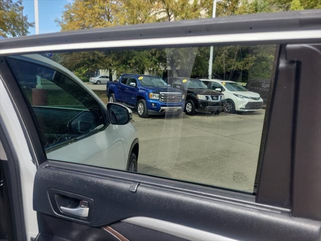Certified Used 2017 BLIZZARD PEARL Toyota  image 23