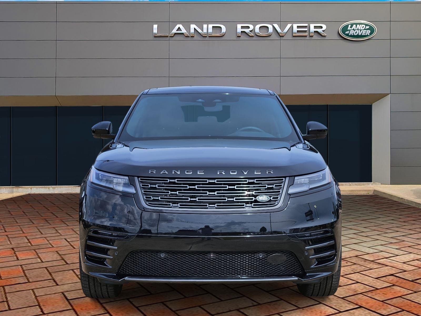 New 2026 Santorini Black Land Rover Dynamic SE image 2