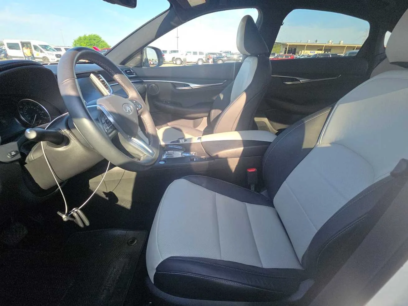 Certified Used 2025 Radiant White INFINITI LUXE image 9