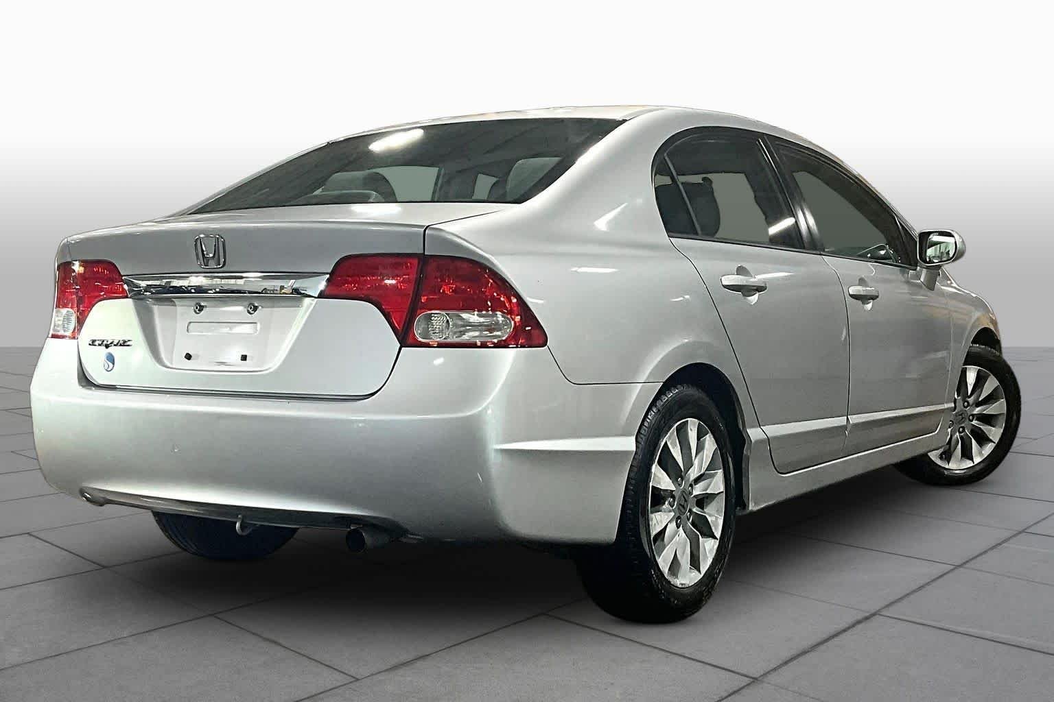 Used 2011 Alabaster Silver Metallic Honda EX image 12