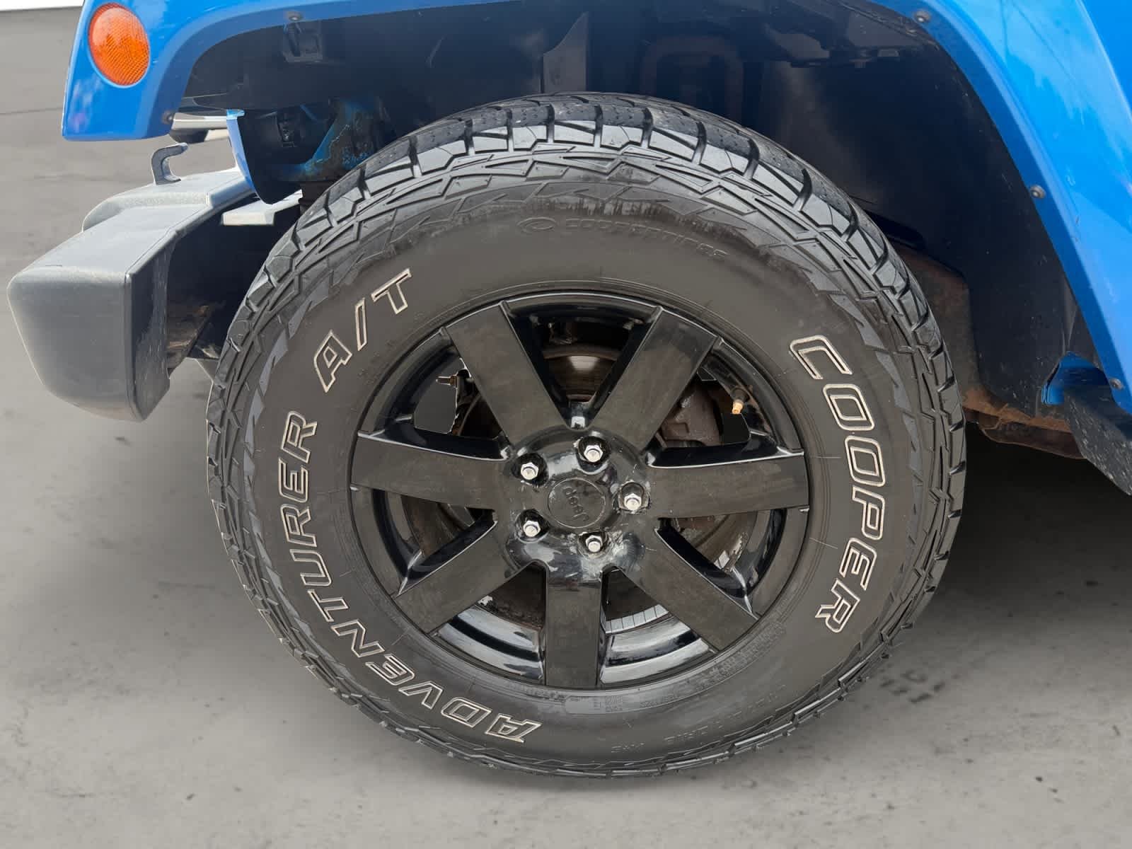 Used 2015 Hydro Blue Pearl Coat Jeep Sahara image 10