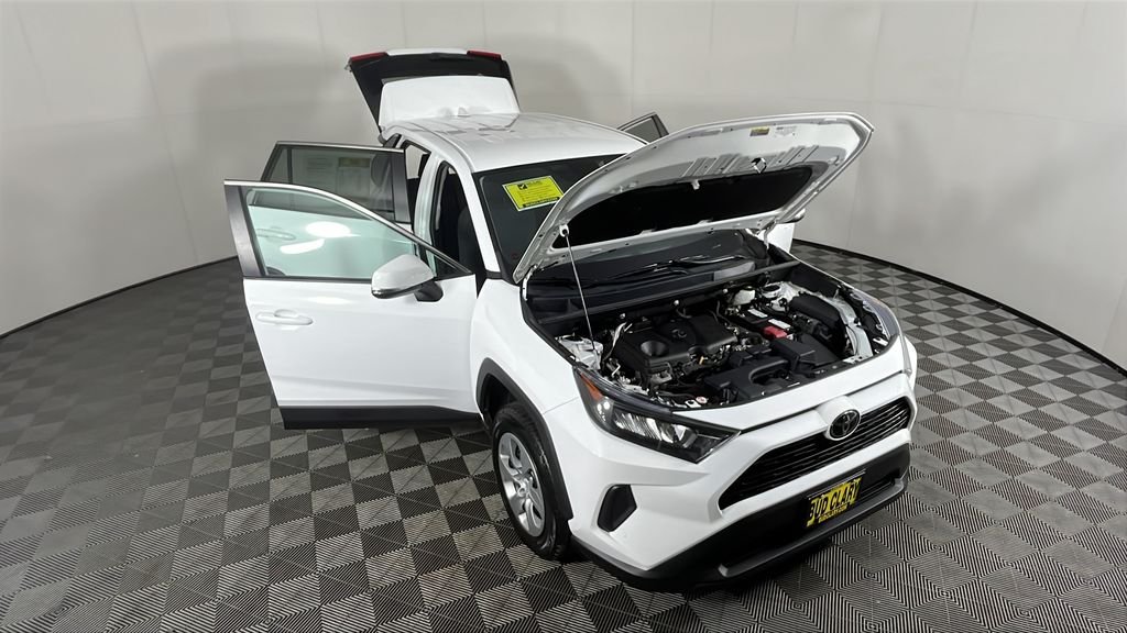 2022 Toyota RAV4 LE - Photo 38