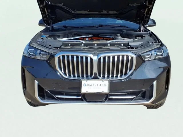 Used 2025  BMW xDrive50e image 27