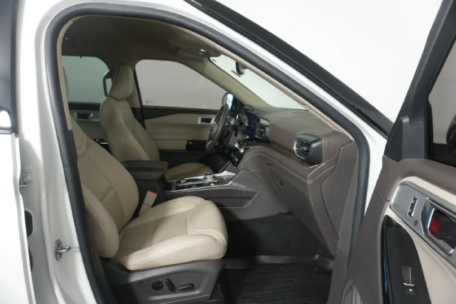 Used 2021 Star White Ford Platinum image 28