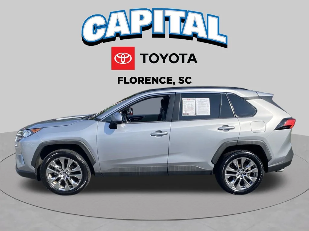 Used 2020 Silver Toyota XLE Premium image 3