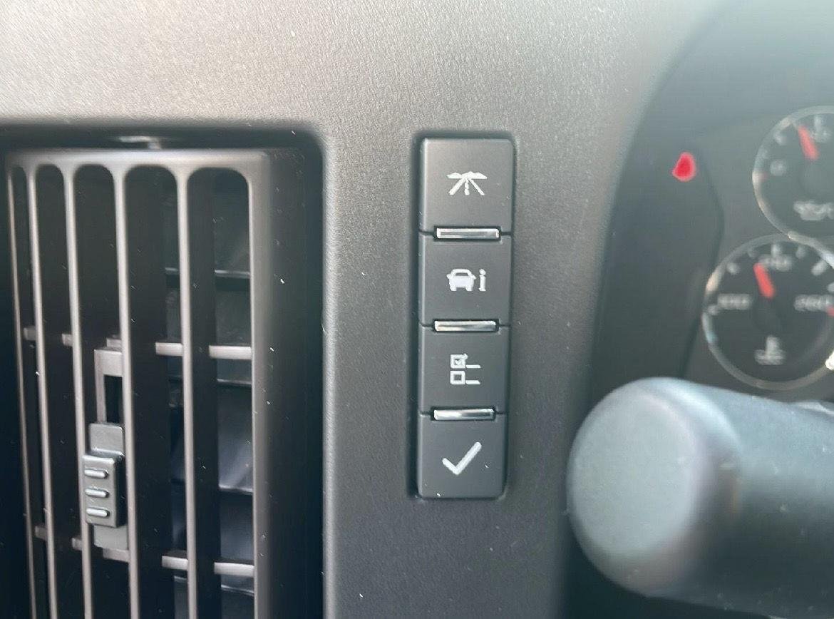 Used 2021 Summit White Chevrolet  image 18