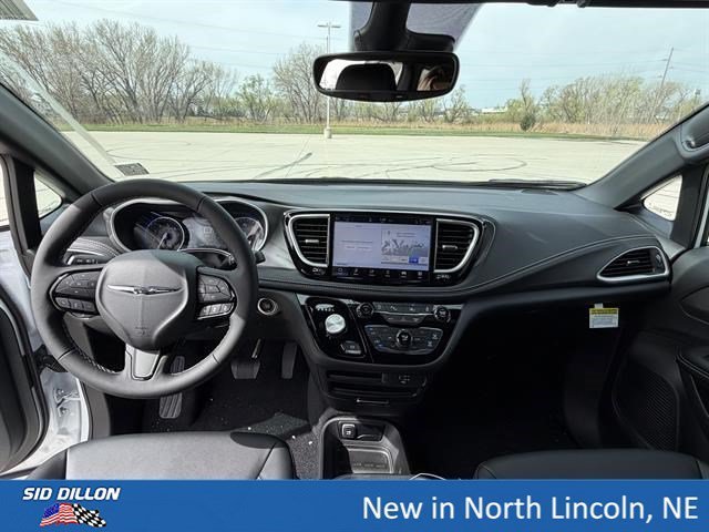 New 2026 Bright White Clear-Coat Exterior Paint Chrysler Select image 14