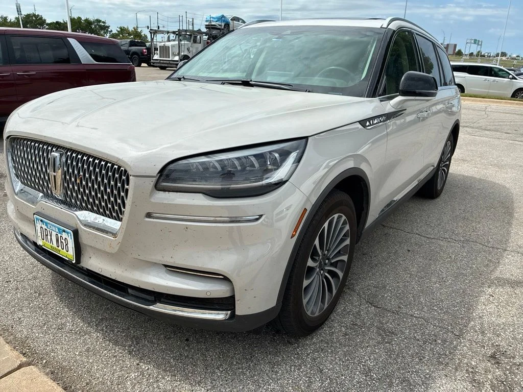 Certified Used 2022 White Lincoln Reserve image 2