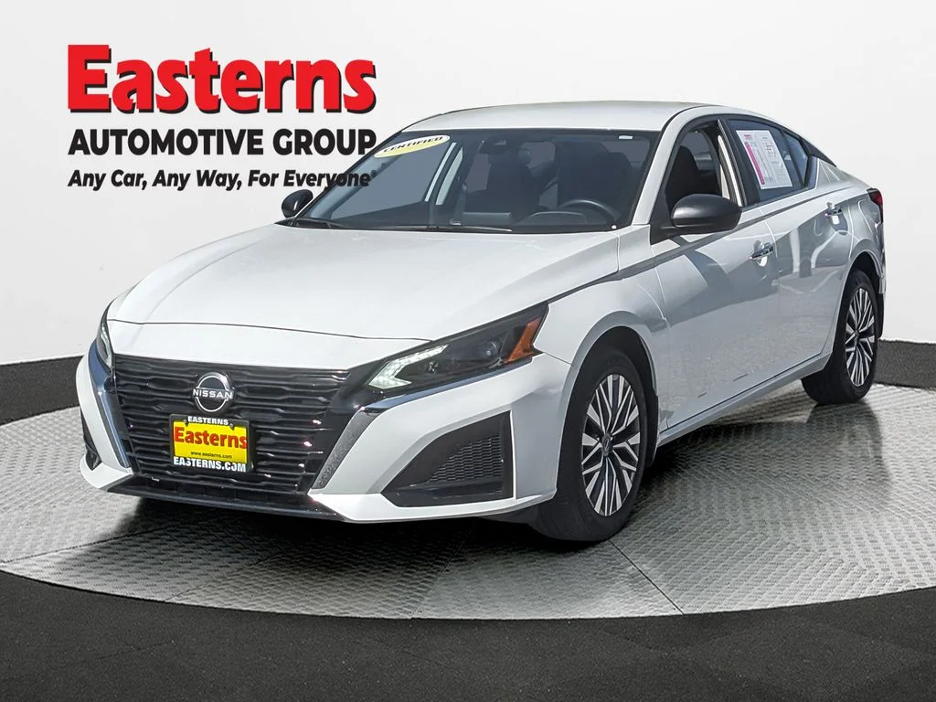 Used 2024 White Nissan 2.5 SV image 1