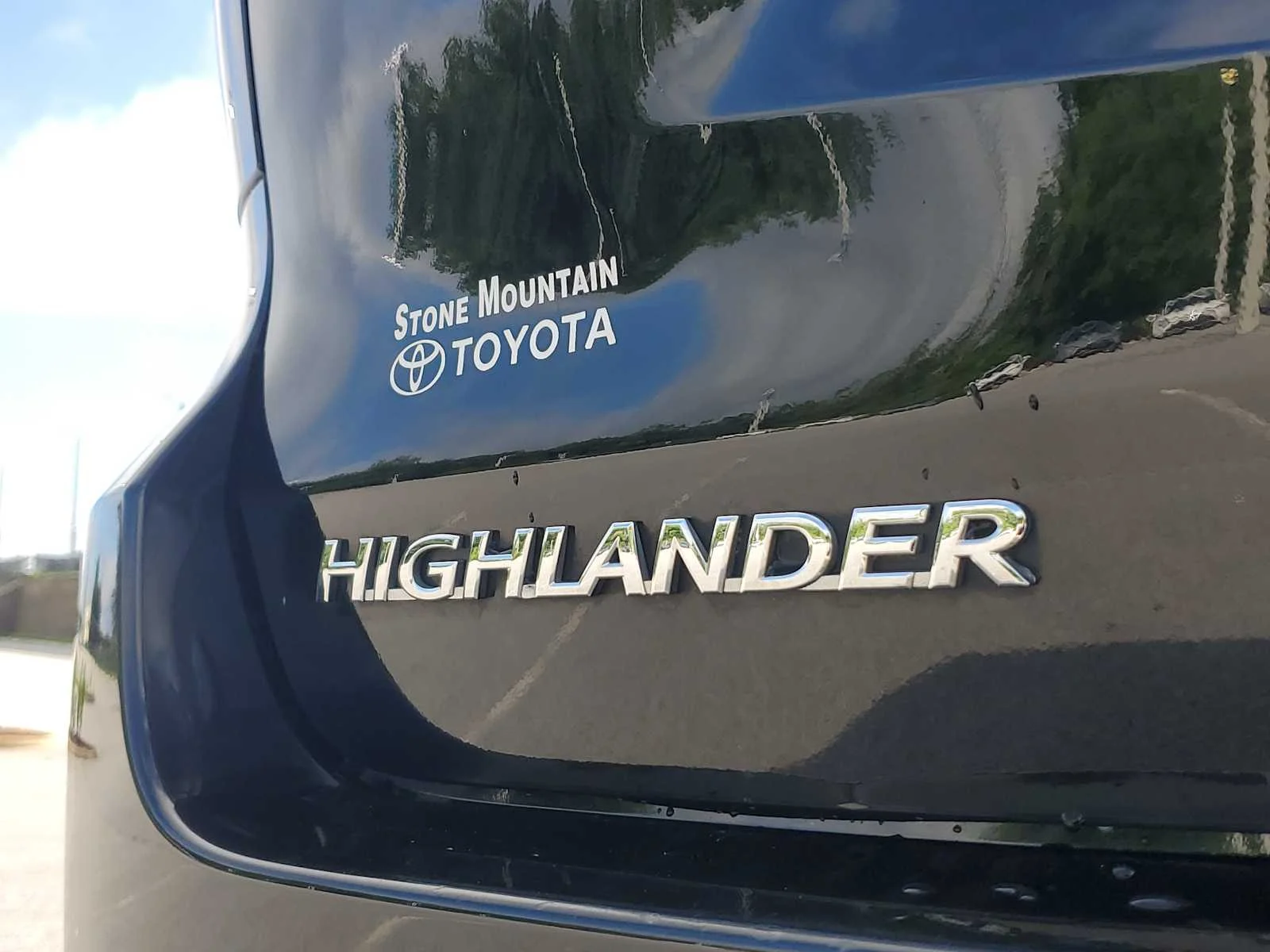Used 2019 Midnight Black Metallic Toyota LE image 7