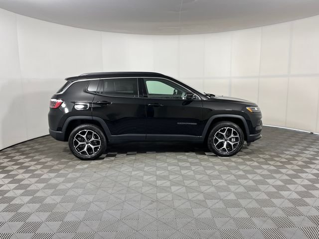 New 2026 Diamond Black Crystal Pearl-Coat Exterior Paint Jeep Limited image 7