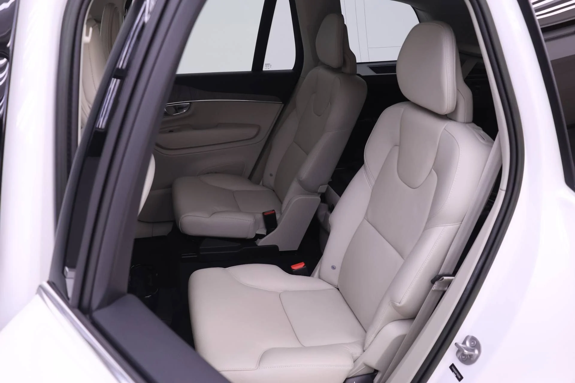 Certified Used 2023 White Volvo T8 Plus 6 Passenger image 14