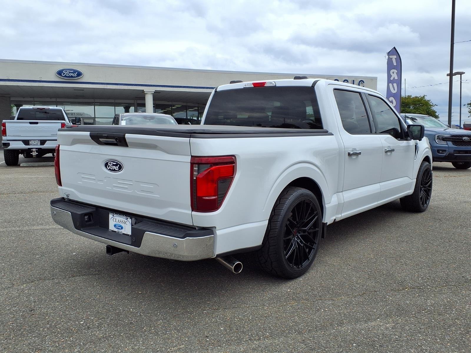New 2024 Oxford White Ford XLT image 2