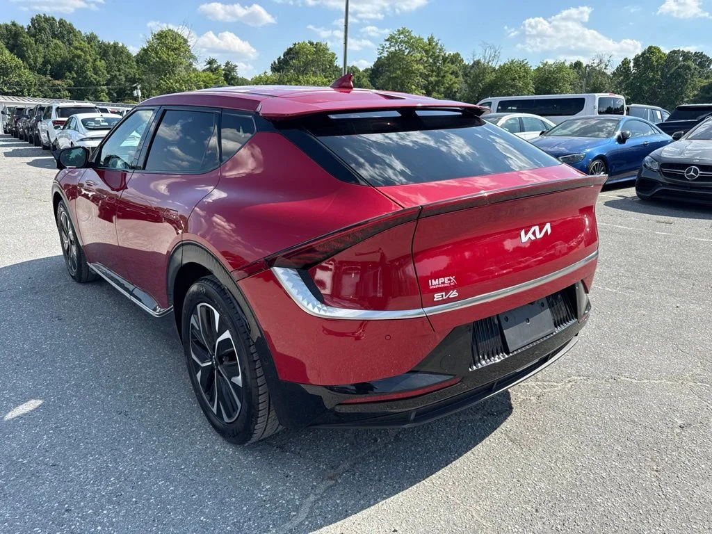 Used 2024 Red Kia Wind image 4
