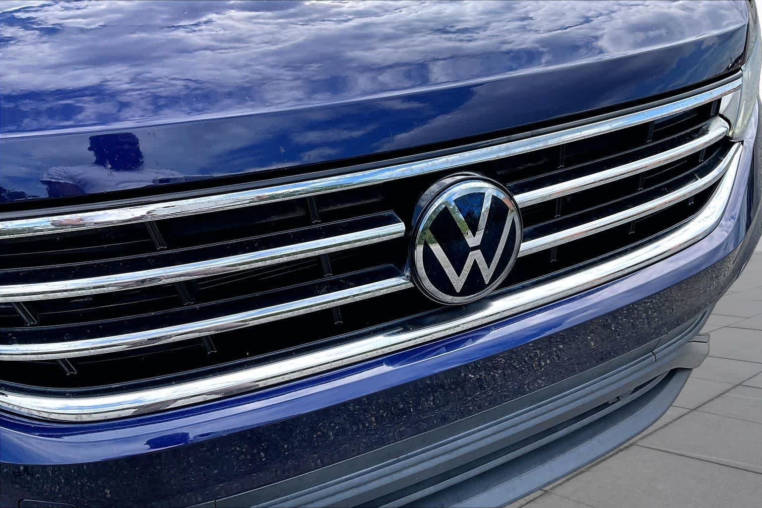 Used 2022 Atlantic Blue Metallic Volkswagen SE image 30
