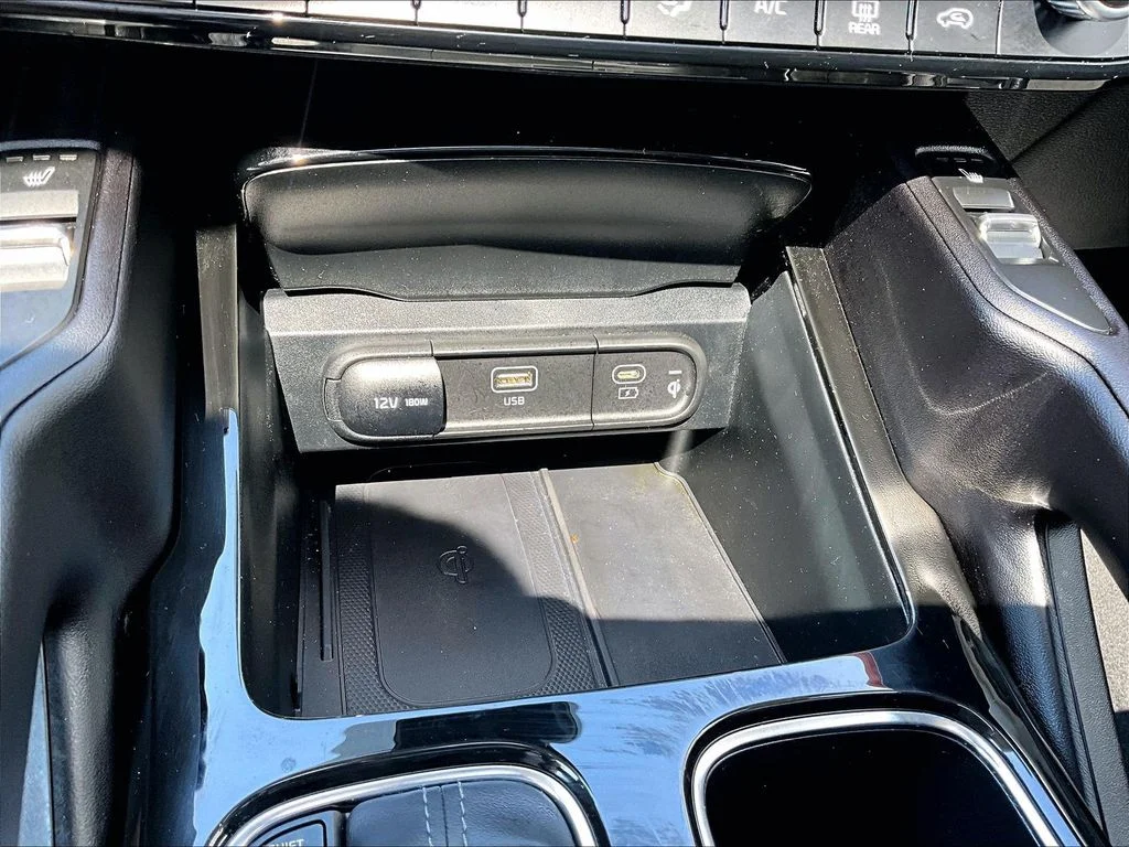 Used 2025 Black Kia S image 21