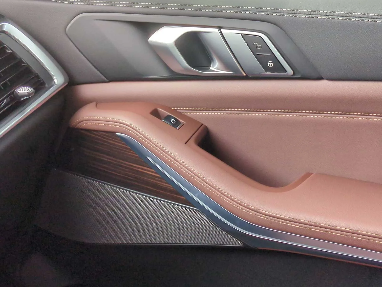 New 2026 Black Sapphire Metallic BMW M60i image 38
