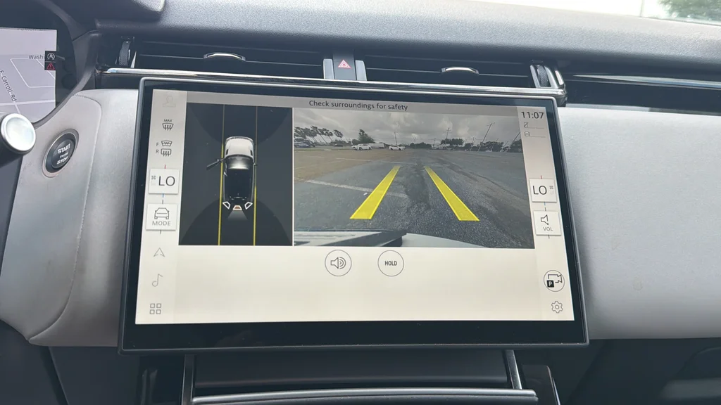 Used 2025  Land Rover Dynamic SE image 25