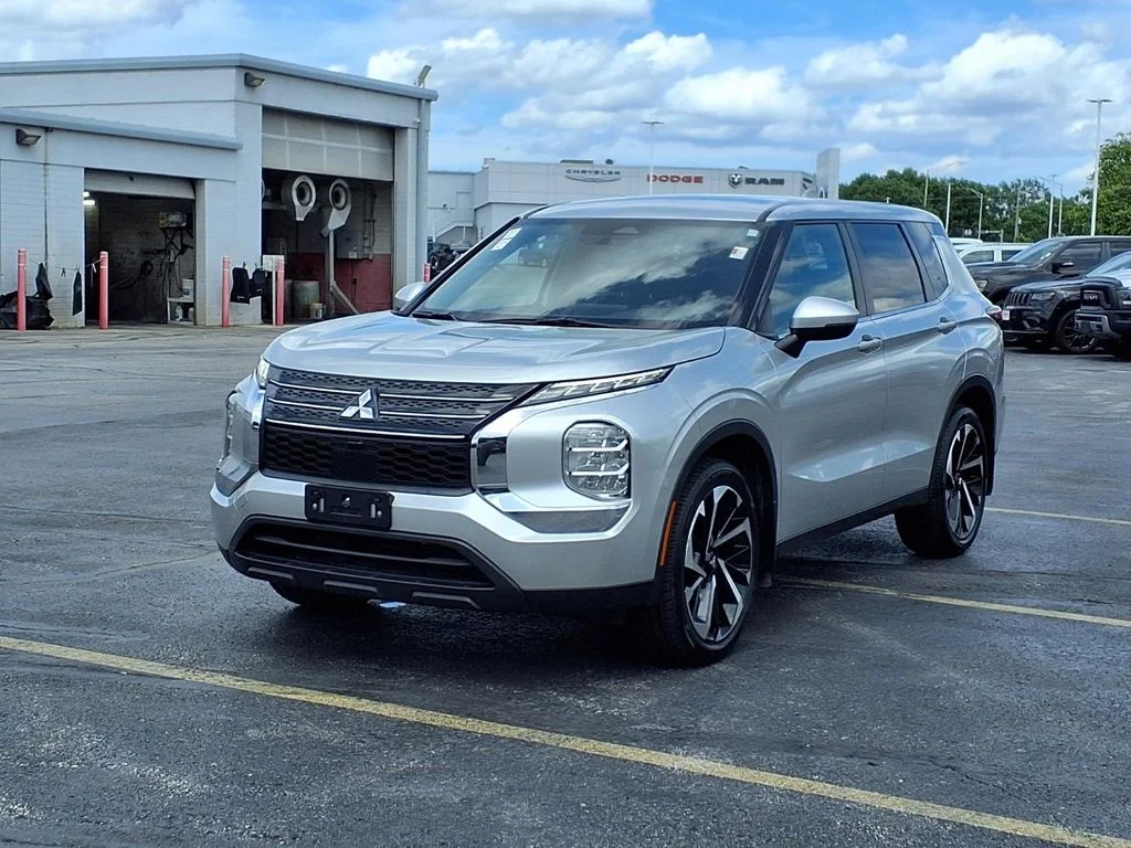 Used 2022 Mitsubishi Outlander ES with VIN JA4J3TA85NZ075677 for sale in Kansas City