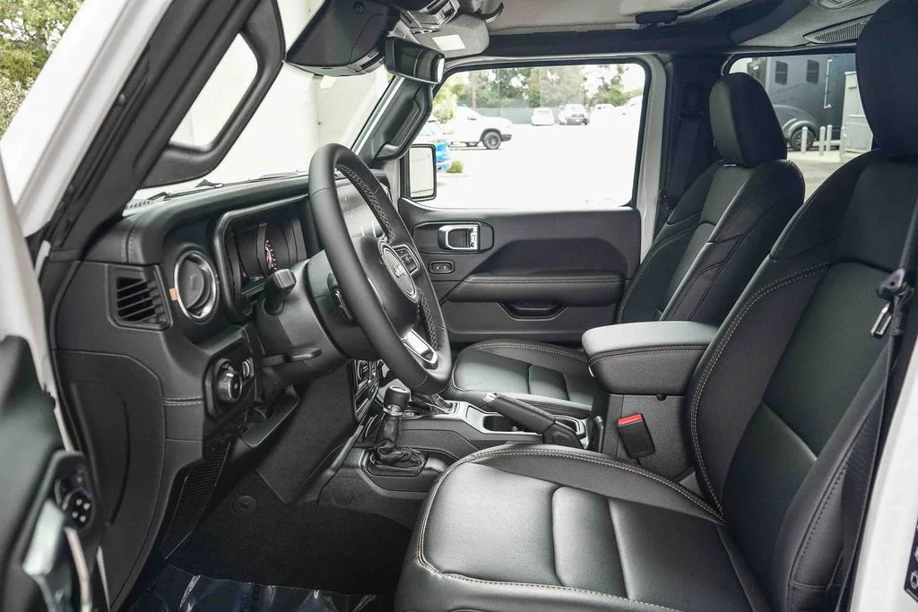 New 2026 Bright White Clear-Coat Exterior Paint Jeep Sahara image 16