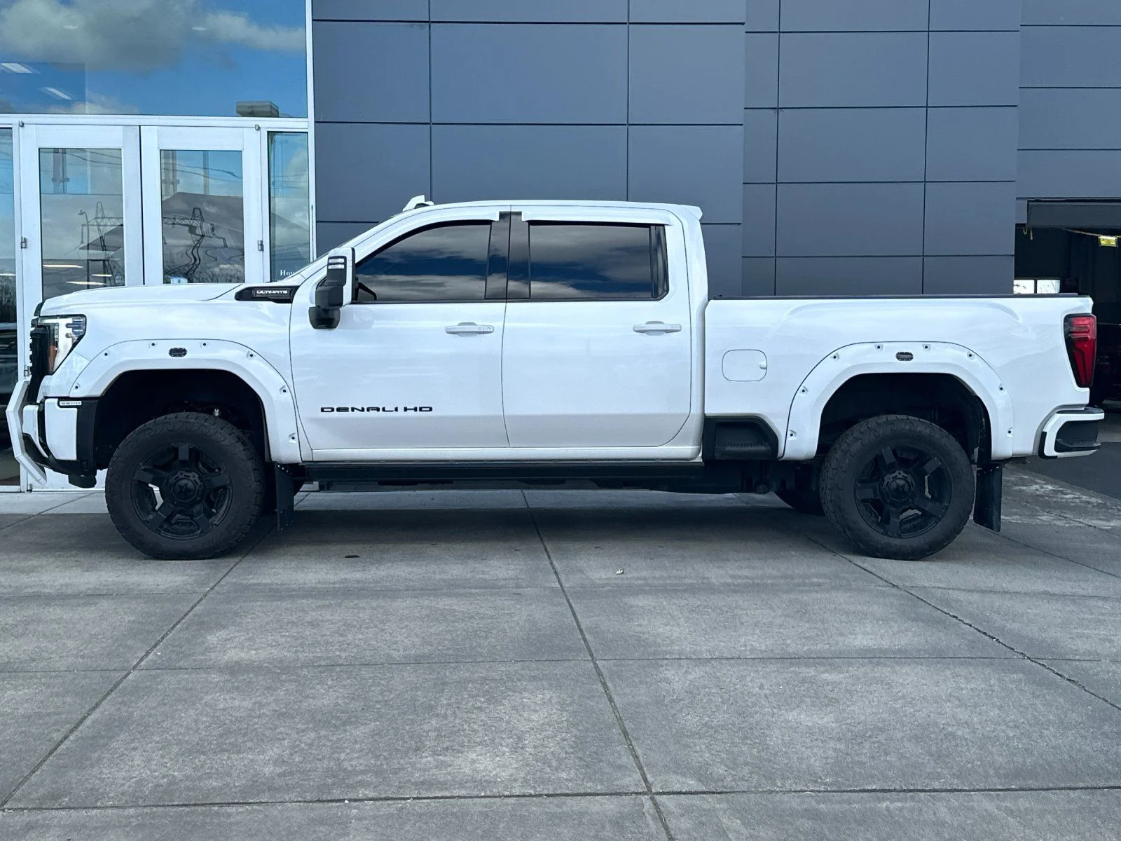 Used 2024 White Frost GMC Denali Ultimate image 6