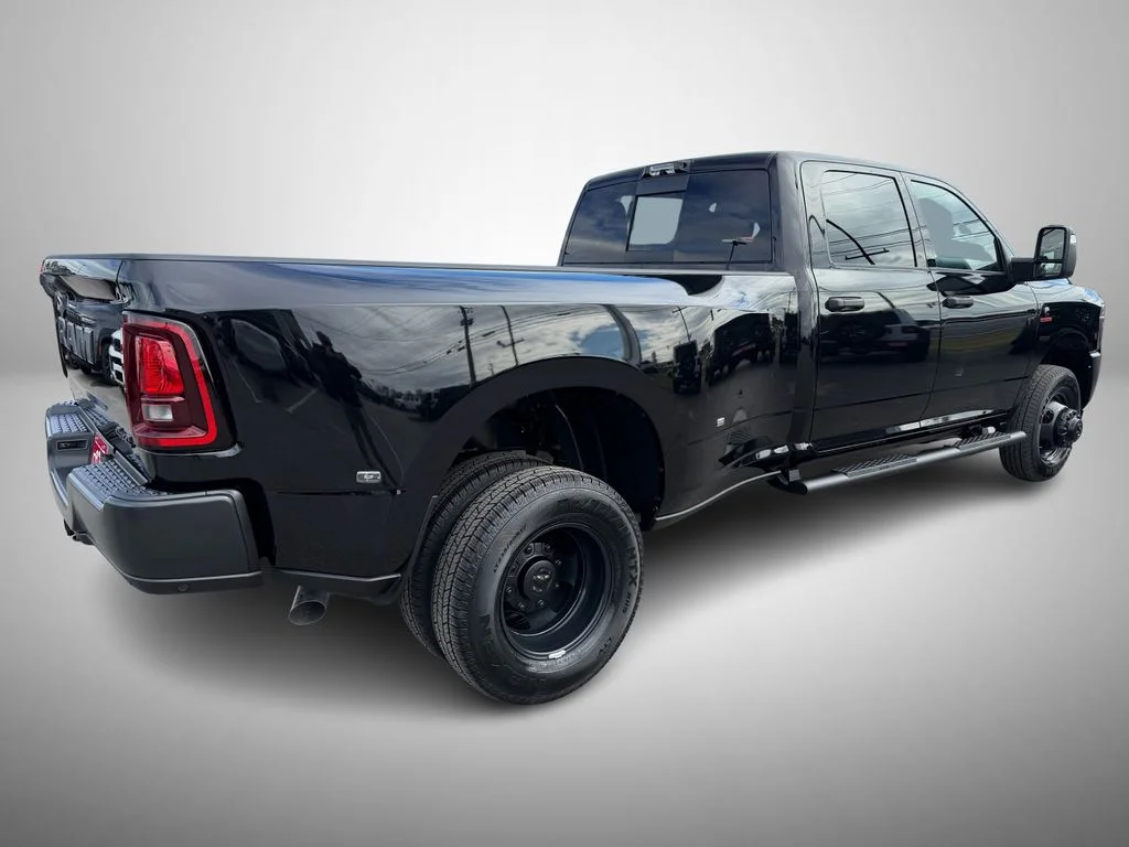 New 2026 Diamond Black Crystal Pearl-Coat Exterior Paint RAM Tradesman image 3
