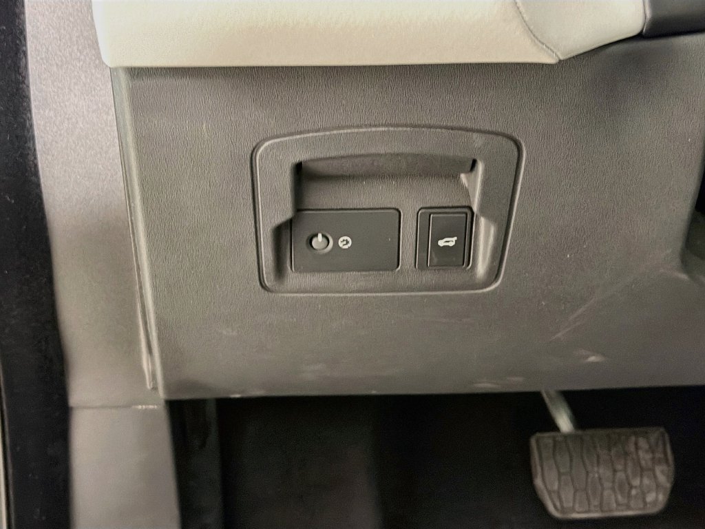 Used 2026 Gray Land Rover S image 10