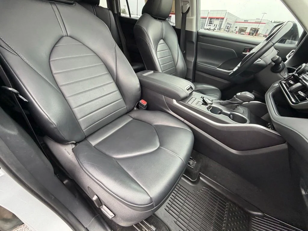 Used 2021 Silver Toyota XLE image 39