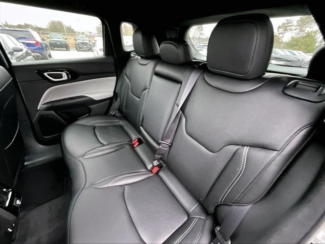 New 2026 Diamond Black Crystal Pearl-Coat Exterior Paint Jeep Limited image 14
