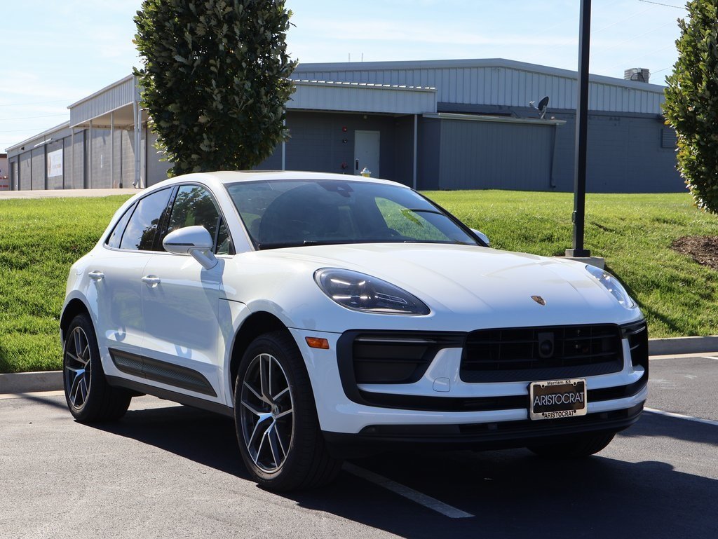 2025 Porsche Macan Base photo 3