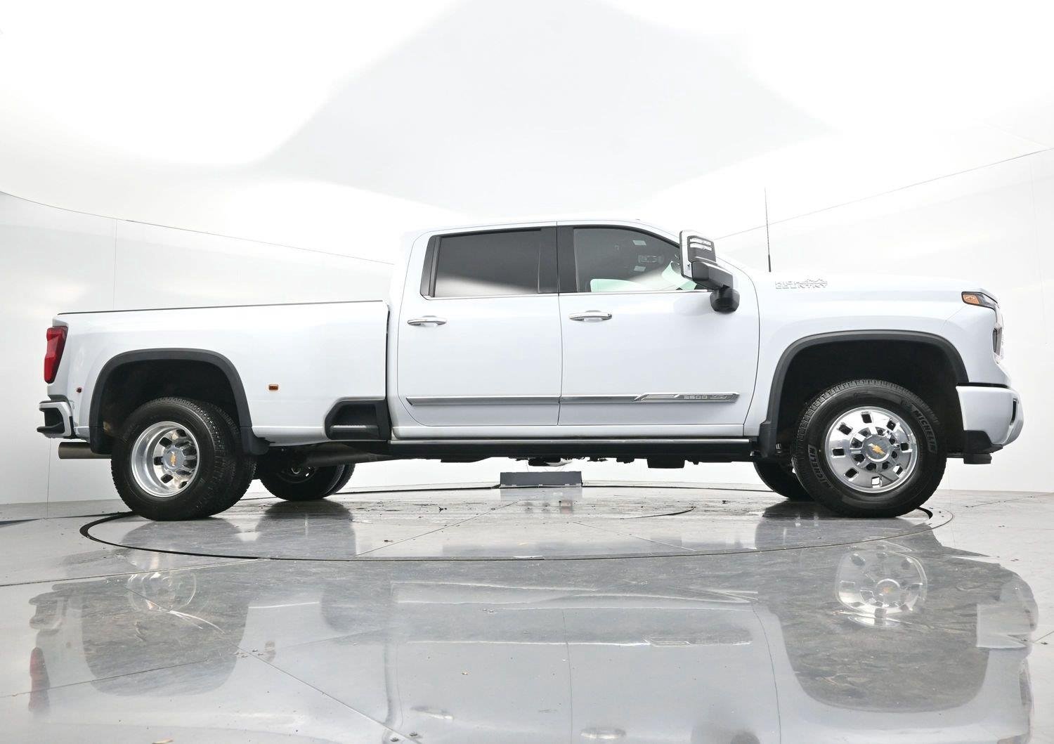Used 2026 Polar White Tricoat Chevrolet High Country DRW image 46