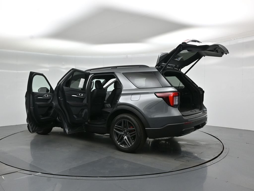New 2026 Carbonized Gray Metallic Ford ST-Line image 35