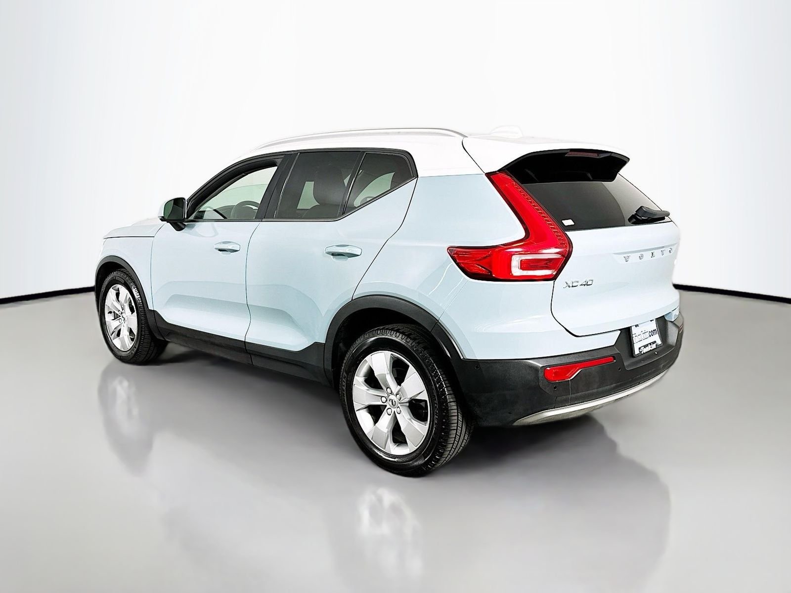 Used 2019 Amazon Blue Volvo Momentum image 4