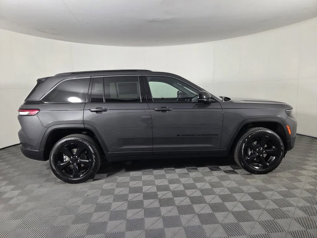New 2026 Baltic Gray Metallic Clear-Coat Exterior Paint Jeep Limited image 5