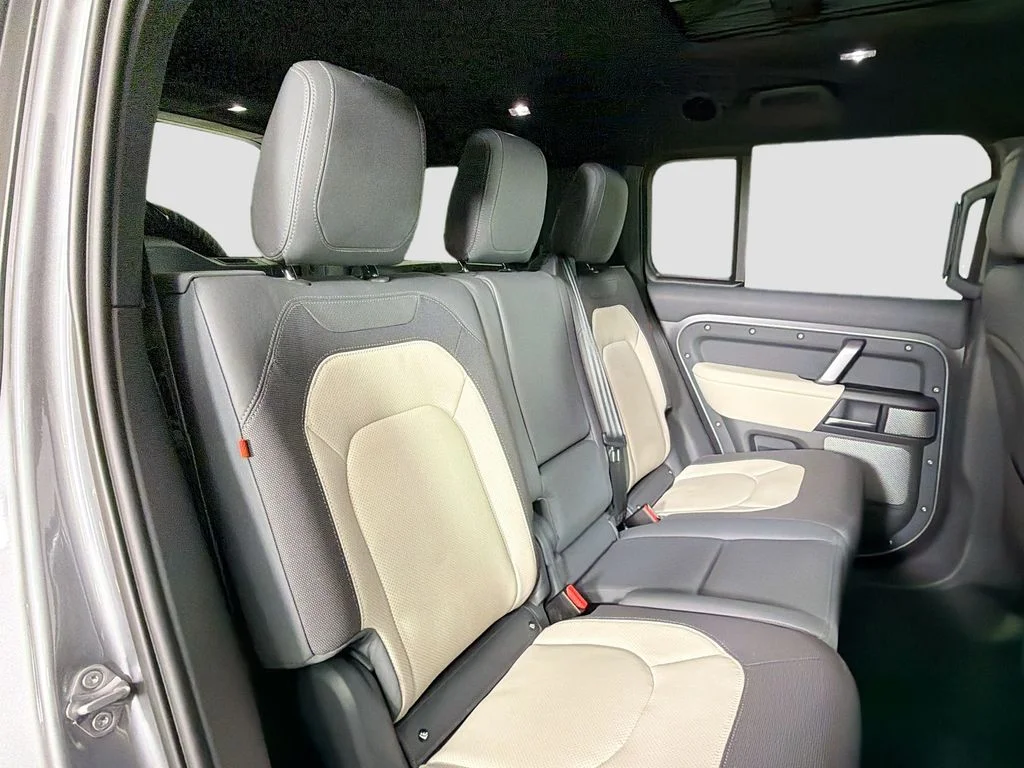 Used 2023 Eiger Grey Metallic Land Rover X-Dynamic SE image 29