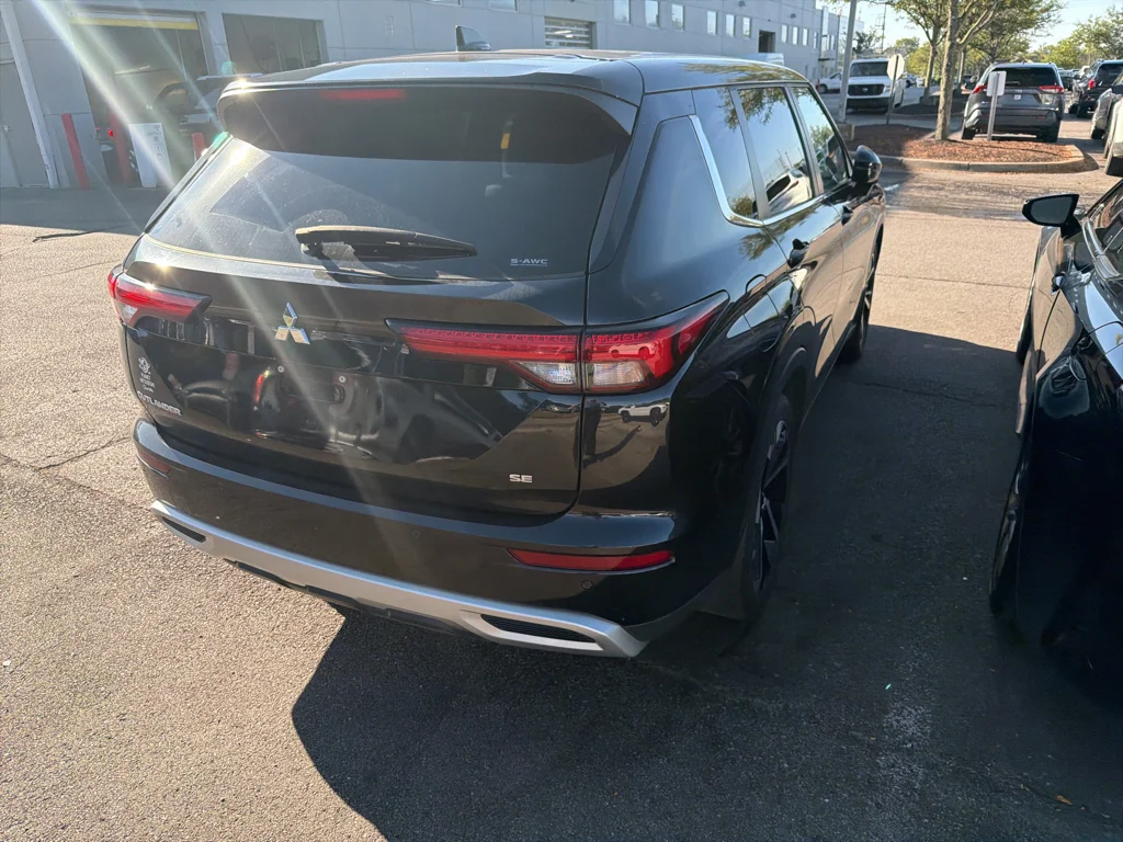 Used 2023 Black Diamond Mitsubishi SE image 4