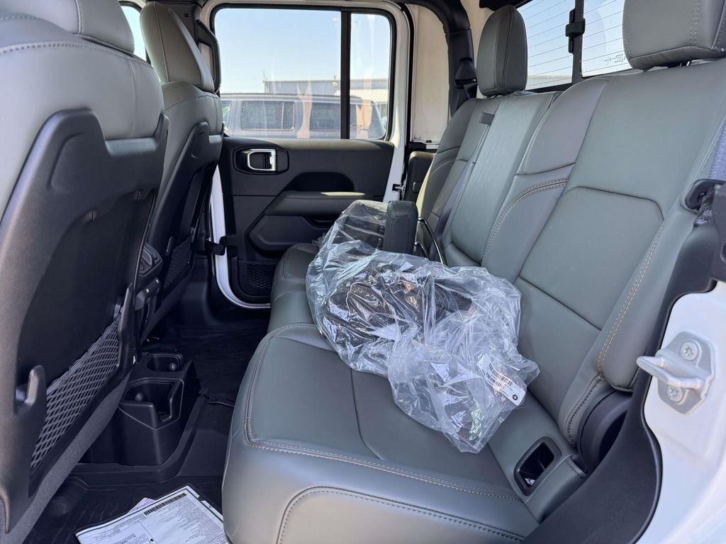 Used 2025 White Jeep Mojave image 15