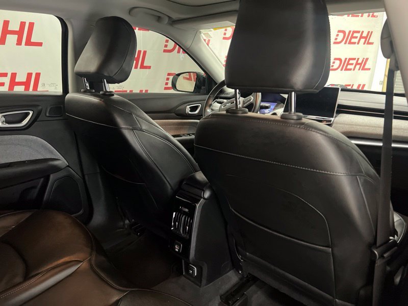 Used 2022 Black Jeep Latitude Lux image 11