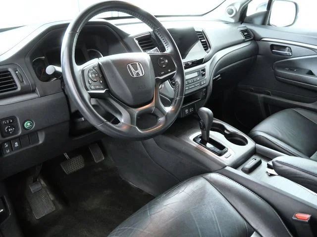Certified Used 2019  Honda EX-L image 2