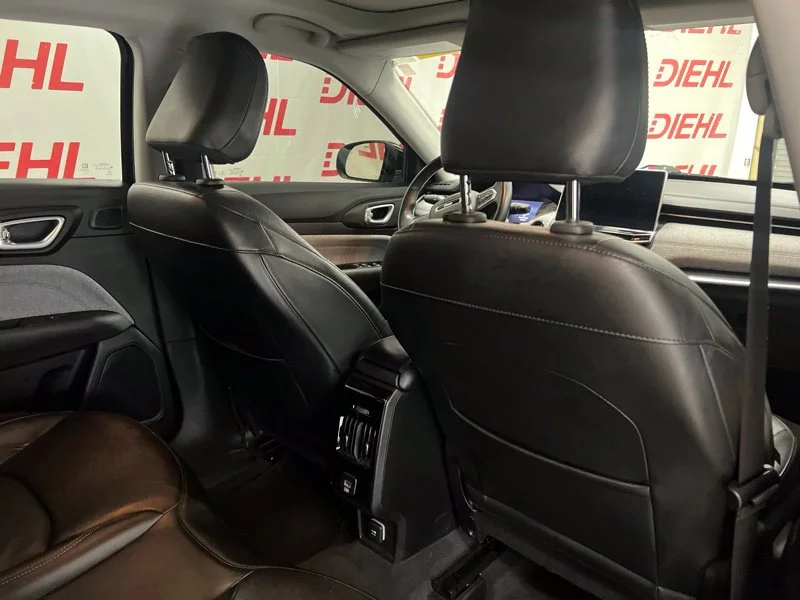 Used 2022 Black Jeep Latitude Lux image 11