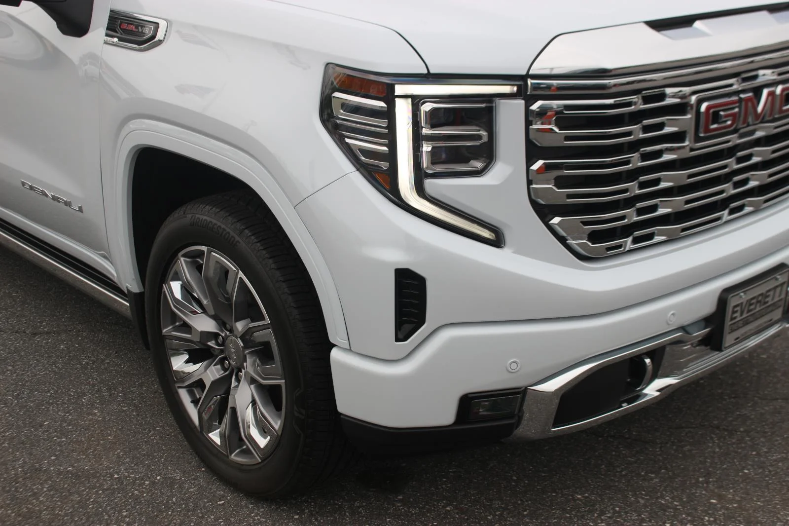 Used 2026 Glacier White Tricoat GMC Denali image 9