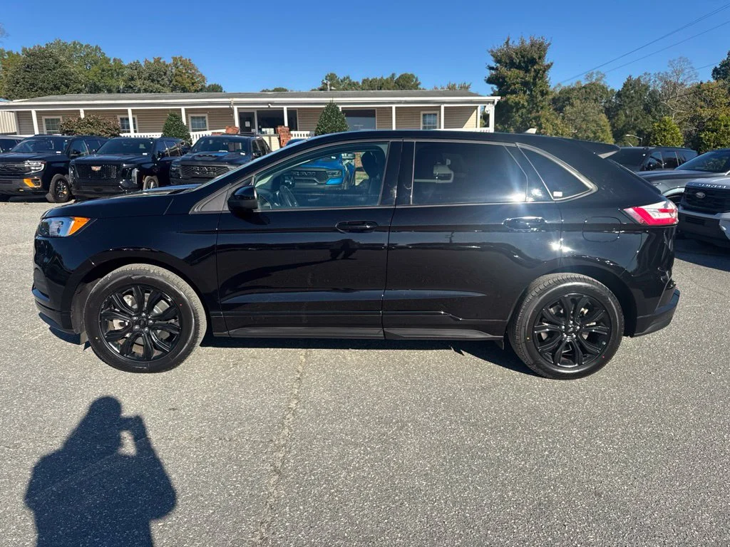 Used 2024 Black Ford SE image 2