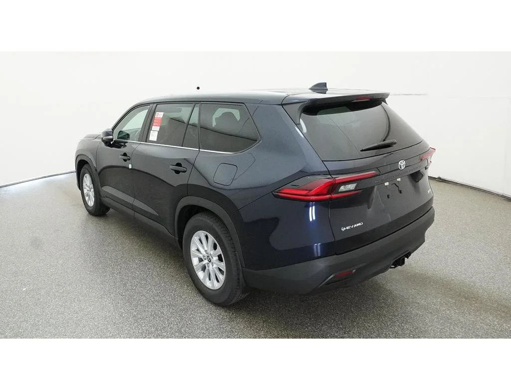 Used 2025  Toyota XLE image 7