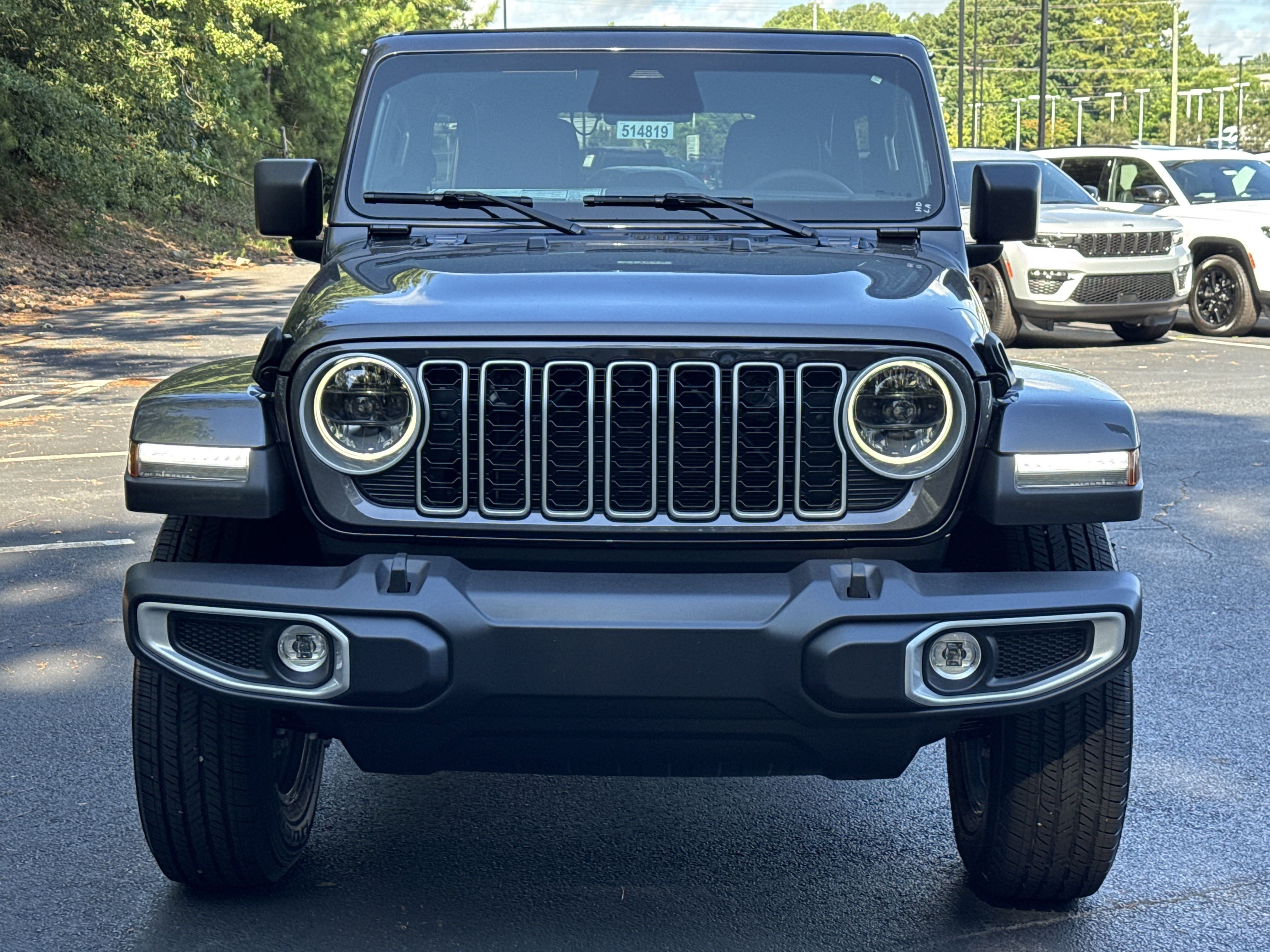 New 2025 Granite Crystal Metallic Clear-Coat Exterior Paint Jeep Sahara image 2