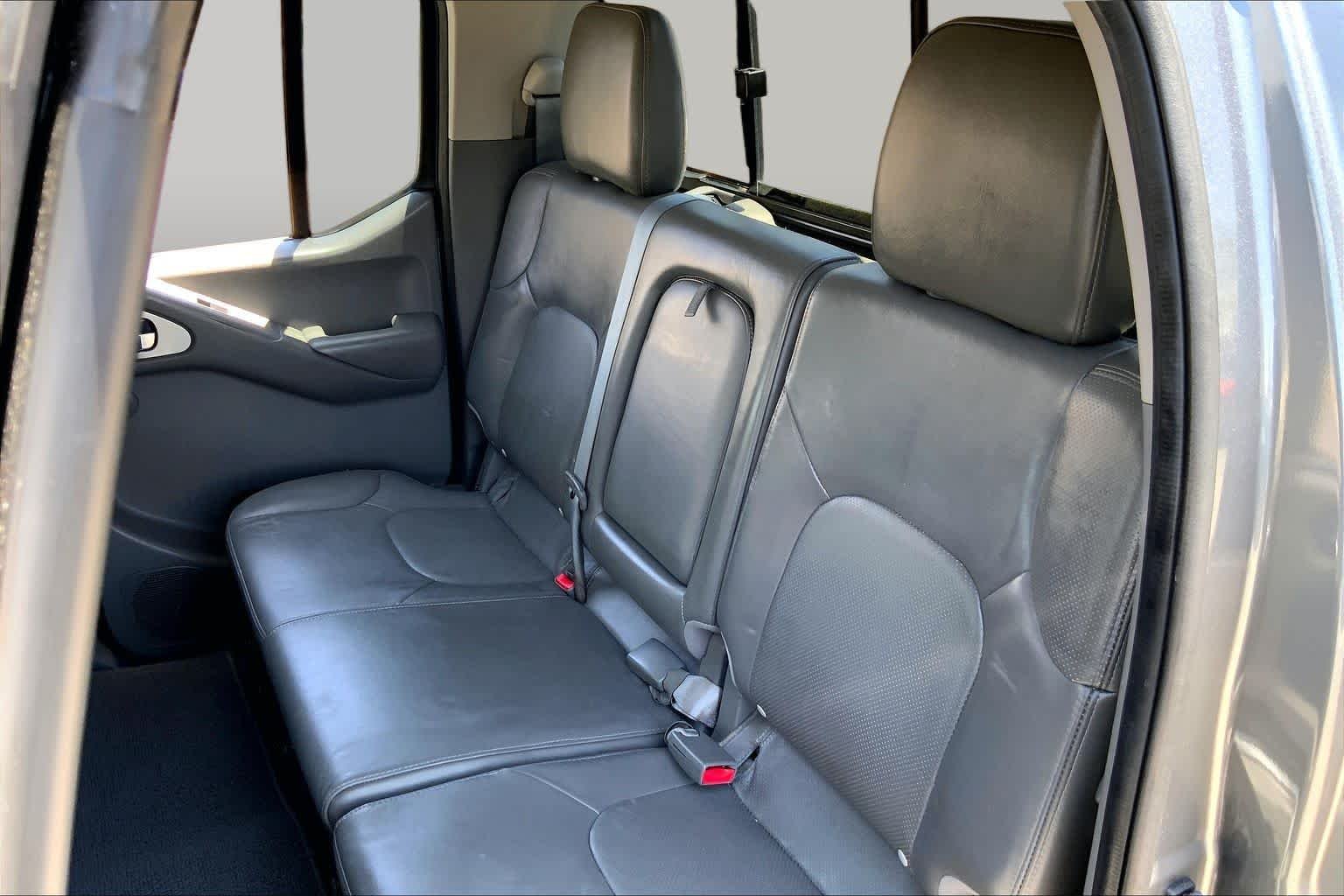 Used 2019 Gun Metallic Nissan SL image 18