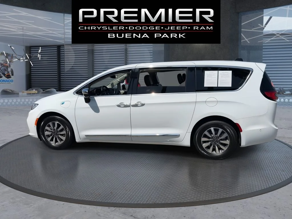 Used 2023 White Chrysler Limited image 5