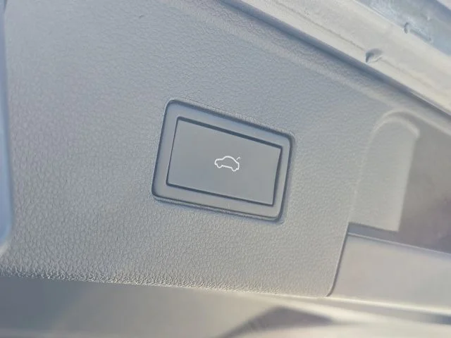 Used 2024  Volkswagen 2.0T SE w/Technology image 13