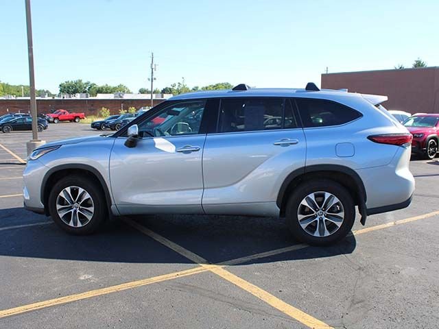 Used 2022 Celestial Silver Metallic Toyota XLE image 7
