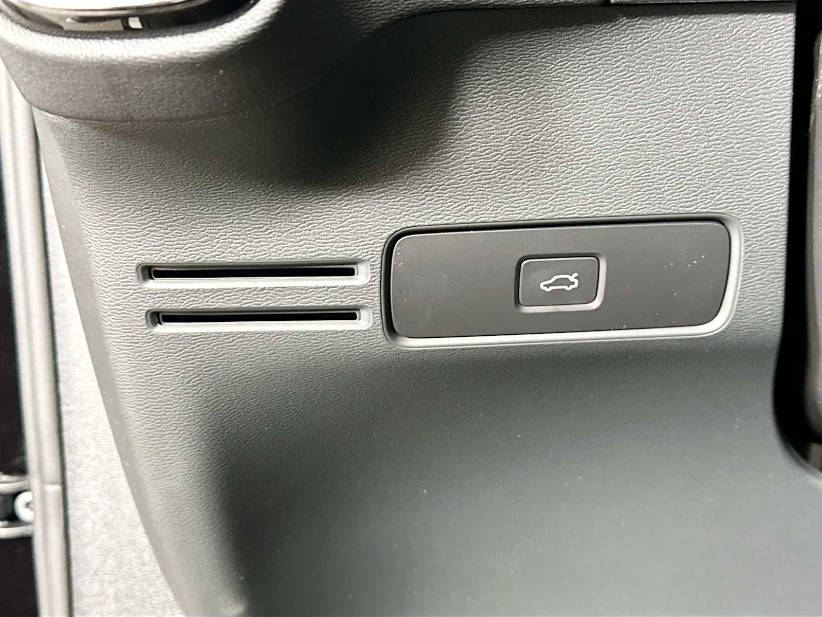 2025 Volvo XC40 Plus - Photo 8