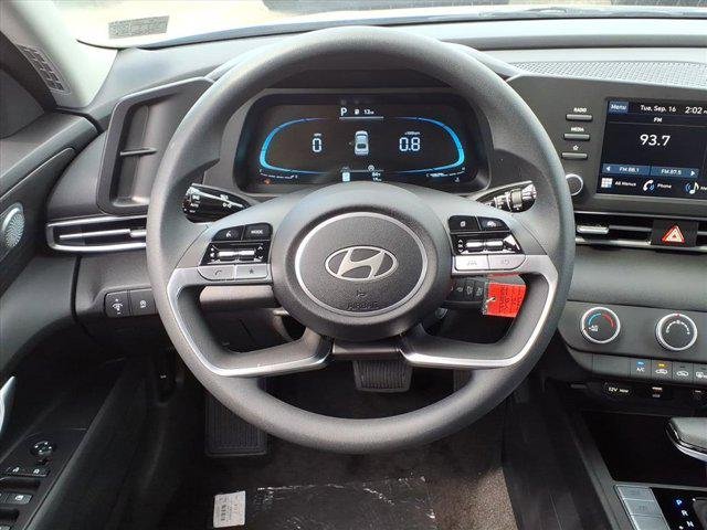 2025 Hyundai Elantra SE - Photo 13